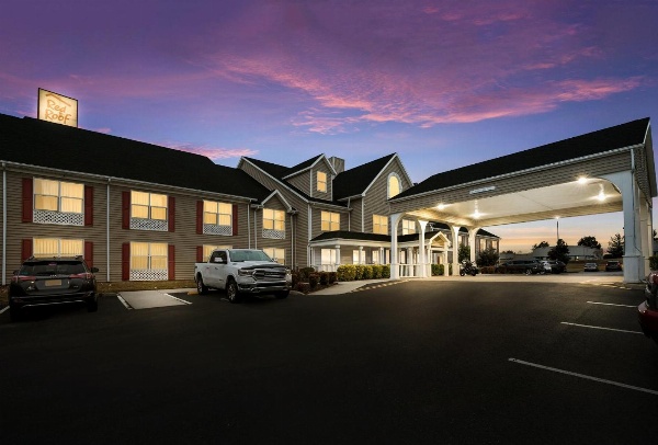 Red Roof Inn & Suites Knoxville East image 5